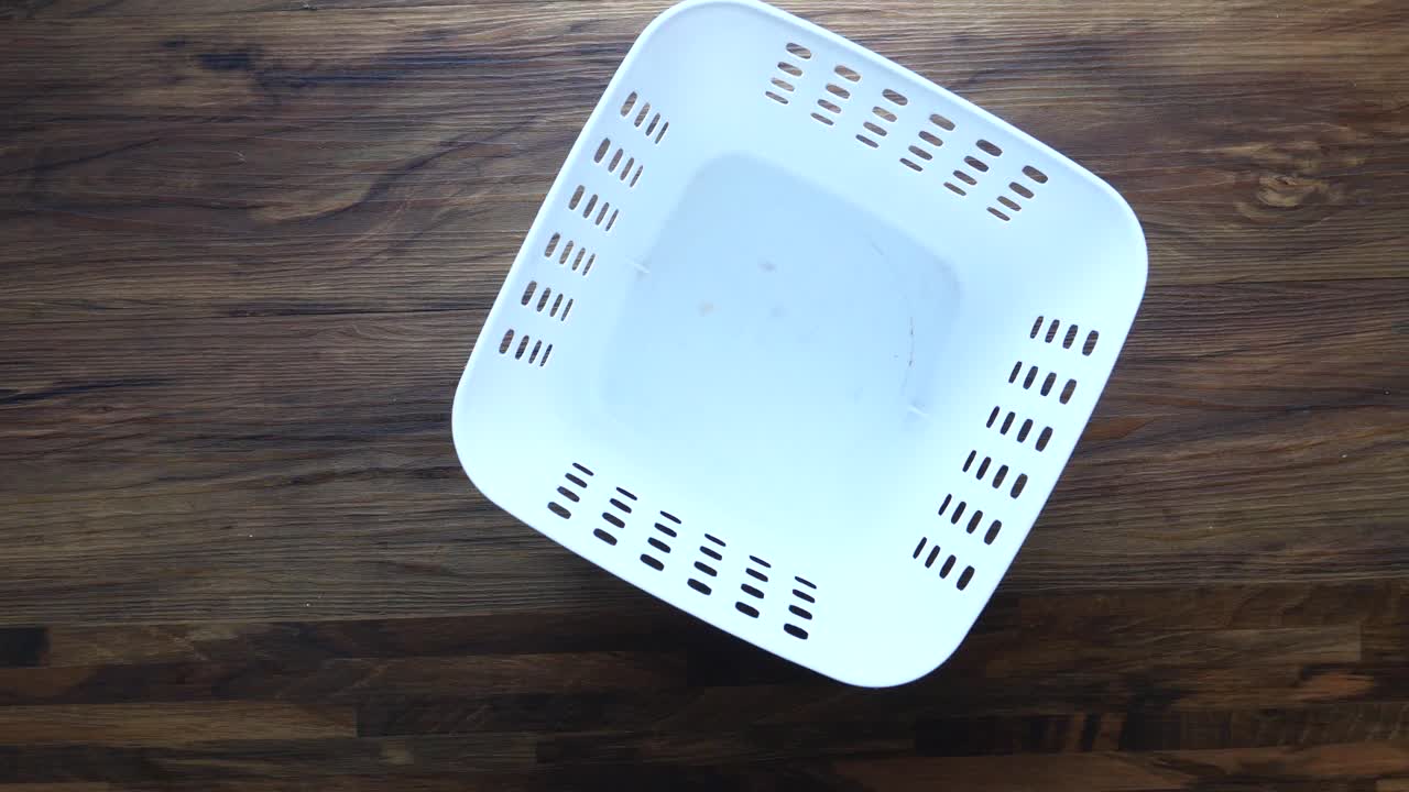 폐기 된 일회용 의료 마스크와 장갑을 세탁 바구니에 넣습니다.