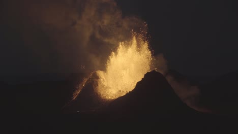 fuerte erupción nocturna del cráter del volcán islandia