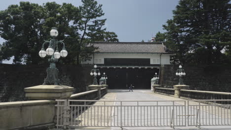 cambio de guardia en el puente seimon ishibashi fuera del palacio imperial japonés