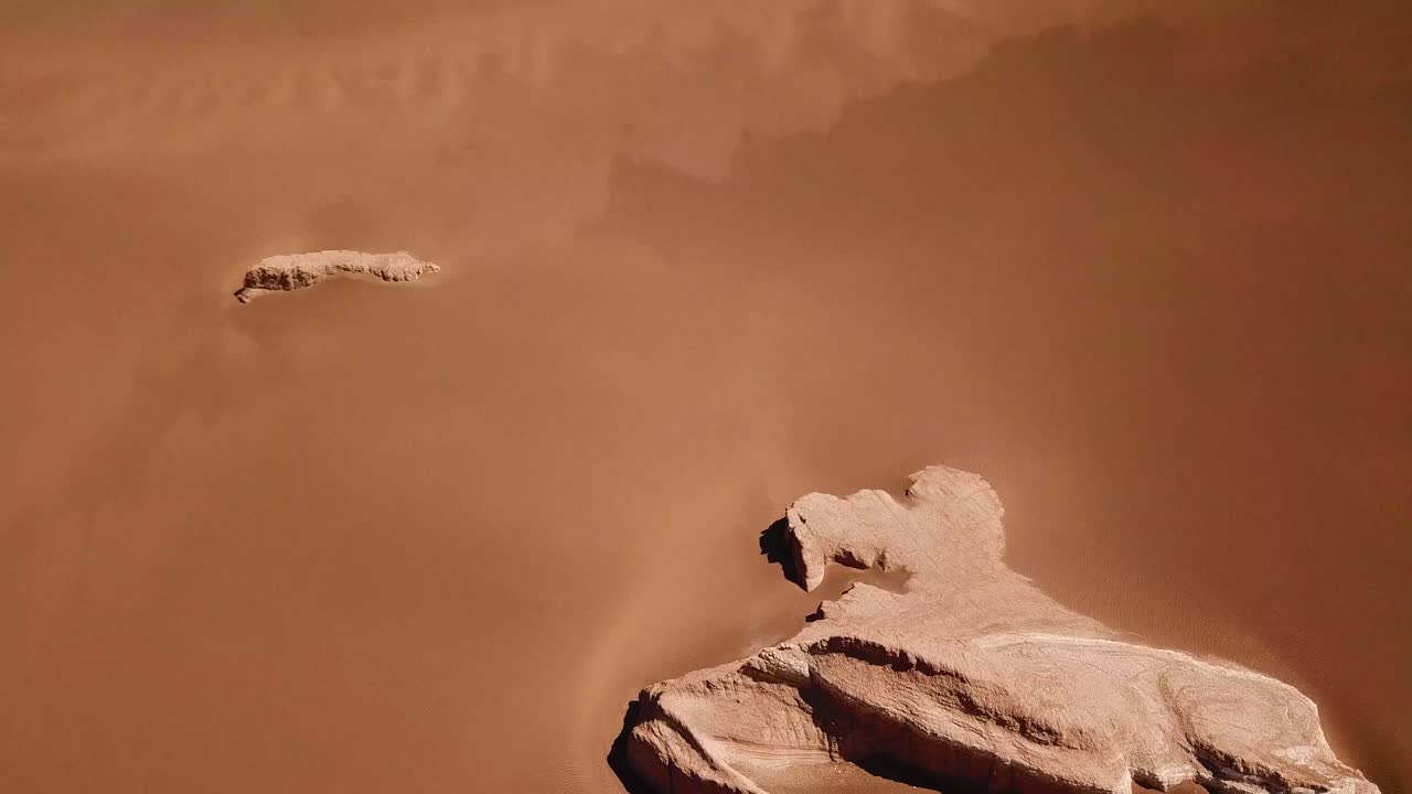 모래 언덕의 공중 풍경, 평평한 바위 절벽, 사막의 침식, 자연, 멋진 풍경, 모험, 이란 여행, 사우디 아라비아, 환대, 맛, 지역 주민, 문화, 유목민, 시골 생활, 뜨거운 여름, 기후.