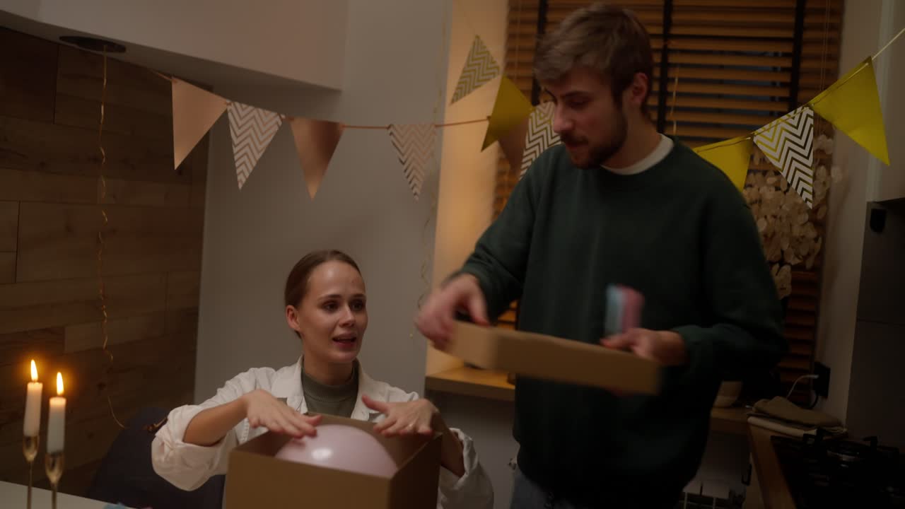 집 에서 생일을 축하 하는 부부