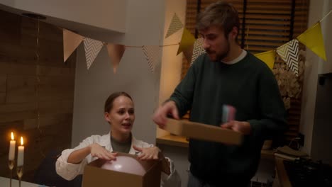pareja celebrando un cumpleaños en casa