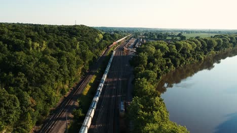 Video-De-Un-Dron-Que-Muestra-Un-Tren-Acercándose