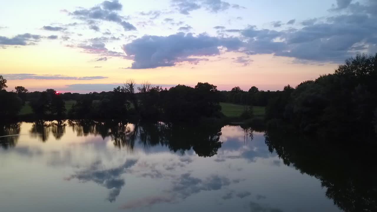 vuelo de dron aéreo de 1 millón de dólares volar hacia adelante disparo de dron sobre un lago