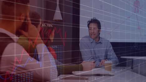 animación del procesamiento de datos financieros sobre diversas personas de negocios en la oficina