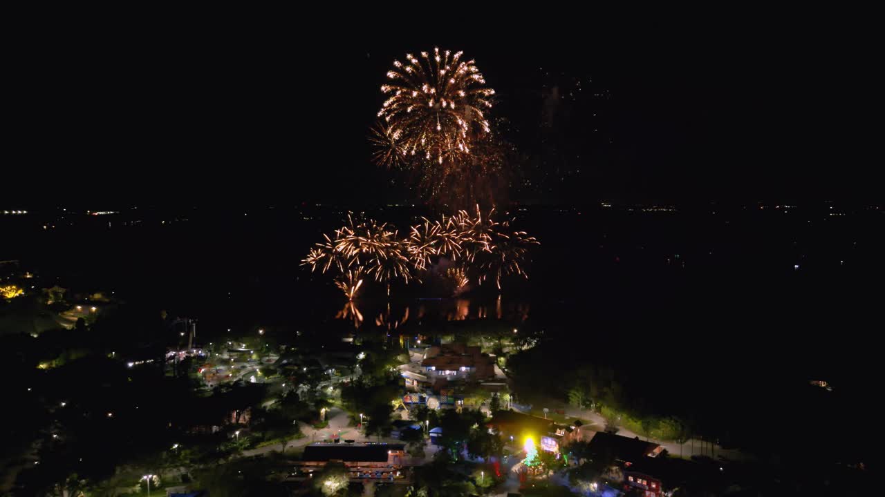 espectáculo nocturno de fuegos artificiales sobre el lago en winterhaven florida en legoland