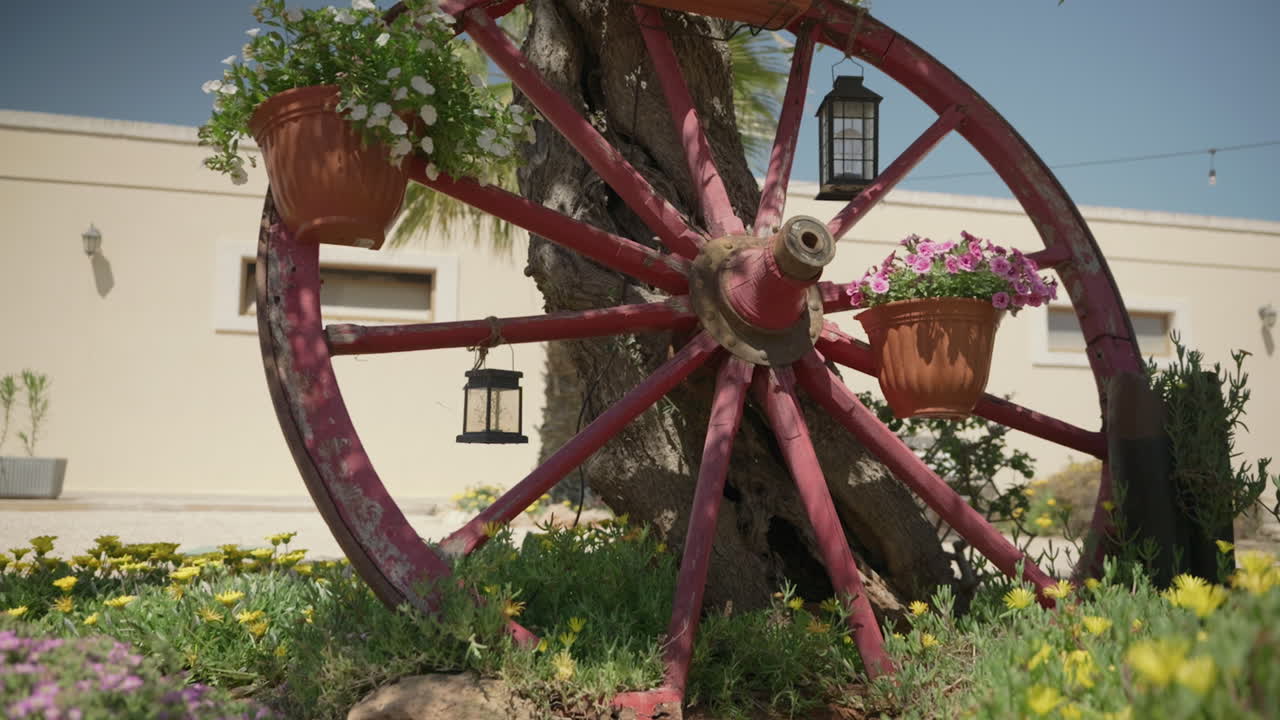 Panoramica cinematografica al rallentatore di un rigoglioso giardino mediterraneo in una masseria pugliese
