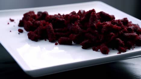 pulpa de remolacha muffin en bandeja giratoria en placa blanca para hacer muffin de pulpa deremolacha de terciopelo rojo