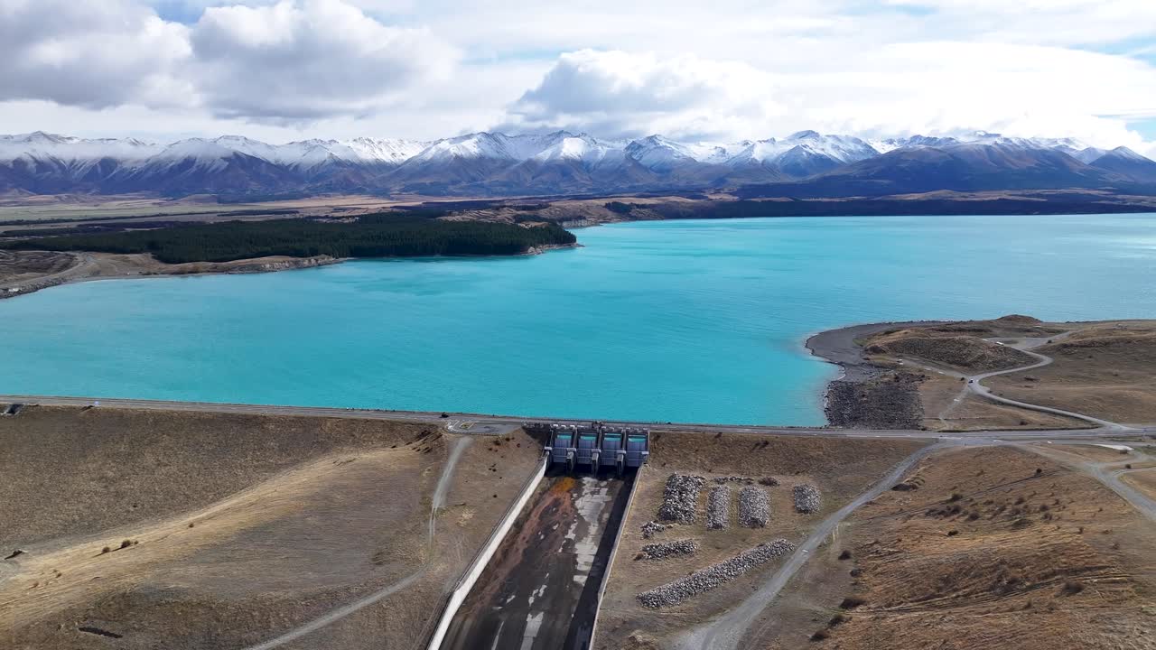 la presa y el camino en el lago pukaki