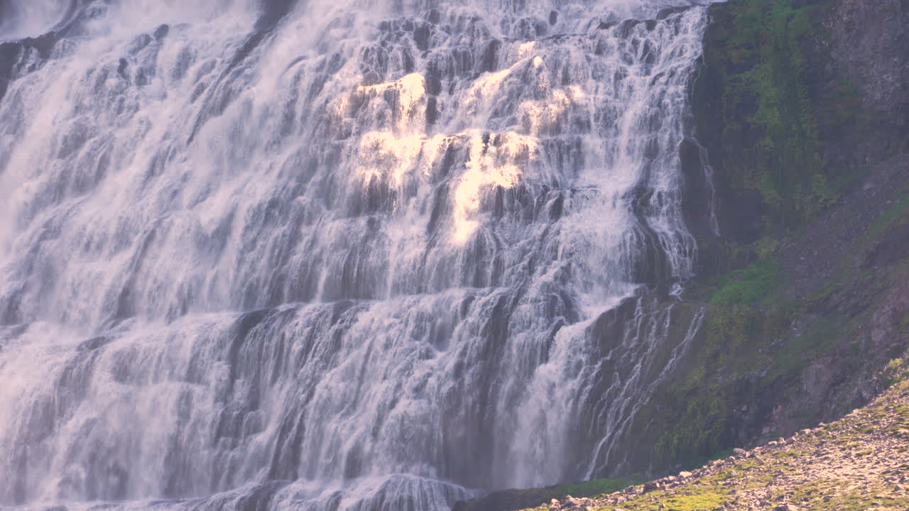 Toma inclinada hacia abajo de la impresionante cascada Dynjandi