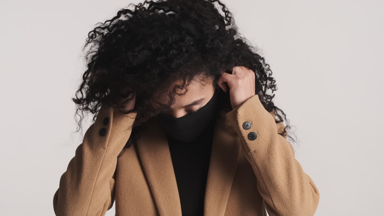 아프리카계 미국인 여성이 카메라를 보고 있습니다.