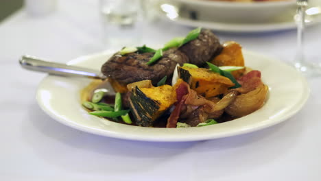cena de bistec con verduras en un plato elegante, plato fino