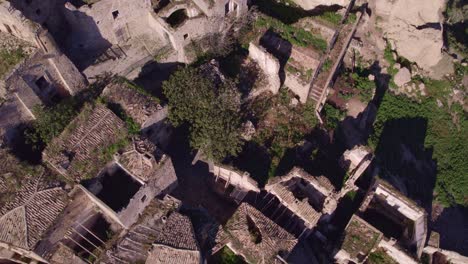 Craco-Geisterstadt,-Die-Von-Grüner-Vegetation-In-Italien-Zurückerobert-Wurde,-Drohnenaufnahme