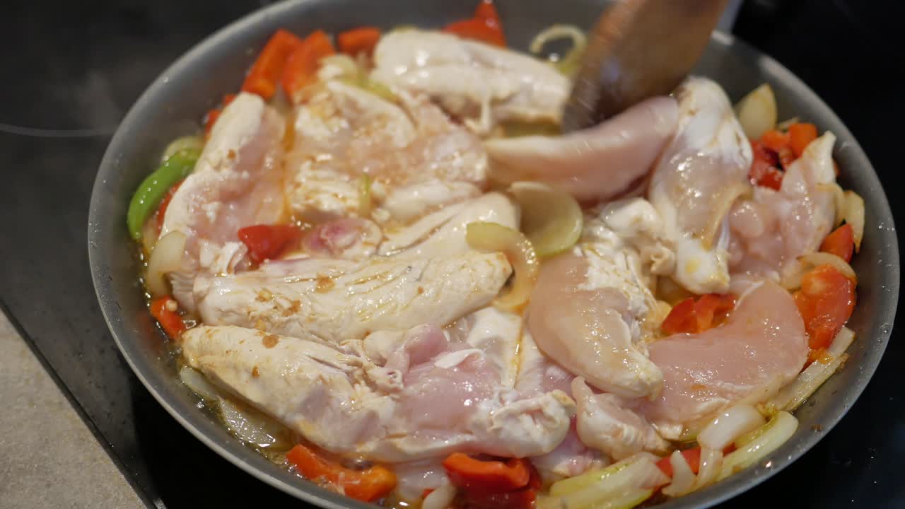 채소와 함께 을 요리하는 것