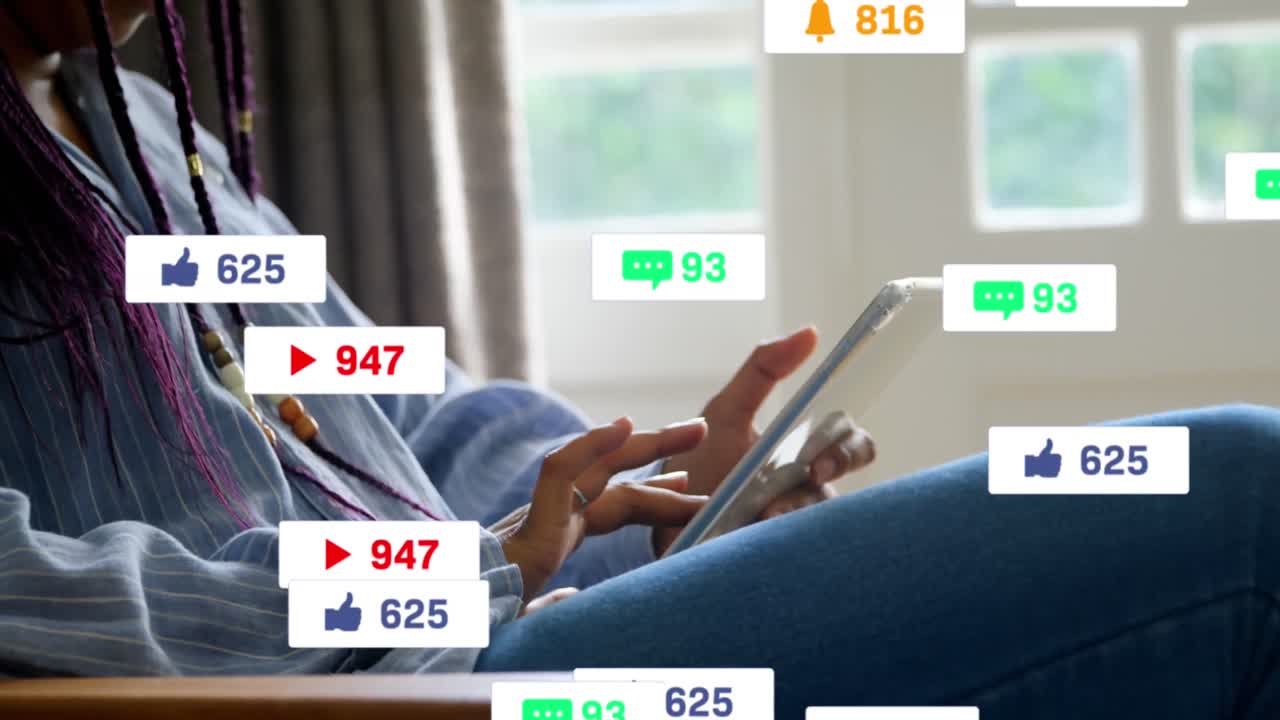 animación de múltiples iconos de redes sociales sobre la sección media de una mujer usando una tableta digital en casa.