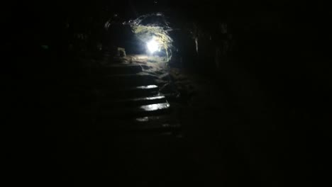 caminando dentro de la cueva de tabuhan en pacitan, java oriental, indonesia