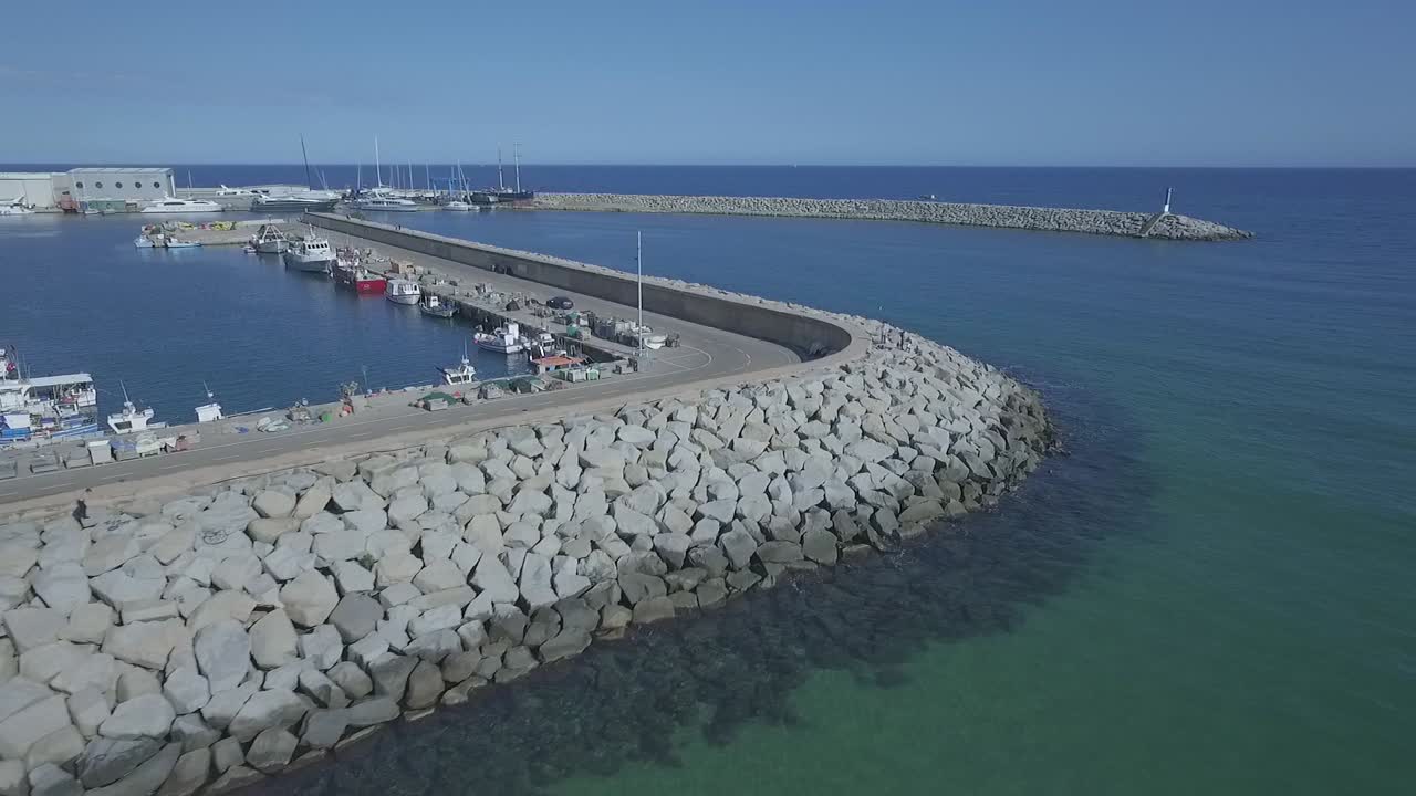 작은 마을 항구 입구에 있는 방파제 건설 전망
