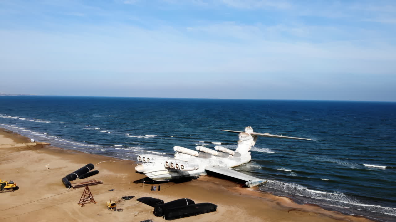 Vista aerea dell'Ekranoplano classe Lun su una spiaggia sabbiosa