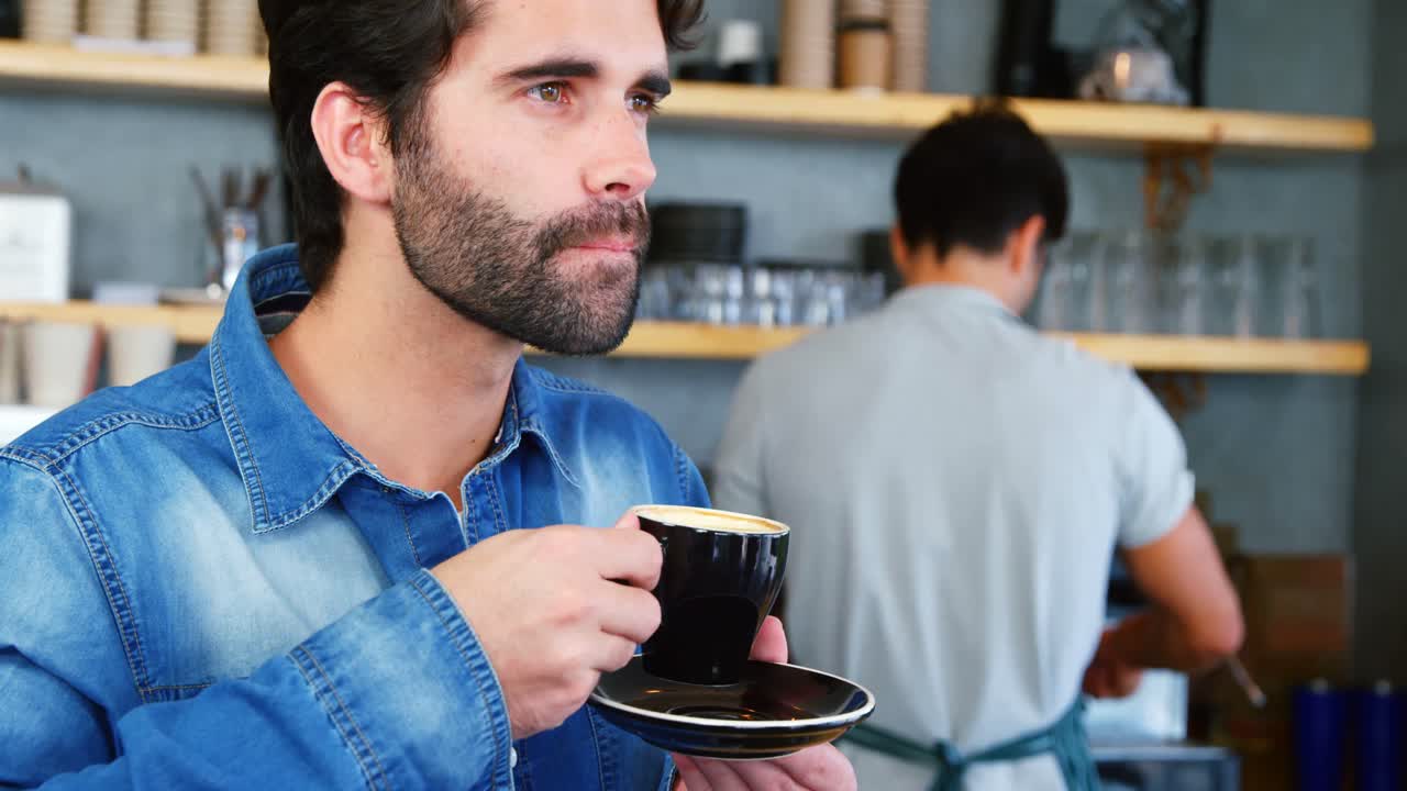retrato de un joven hipster bebiendo un café