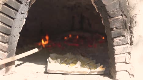 Brot-Backen-Im-Lehmofen,-Traditionelle-Bäckerei-Mit-Gebäck-In-Zeitlupe