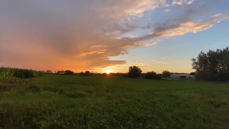 Timelapse-De-Nubes-De-Colores-Durante-La-Puesta-De-Sol