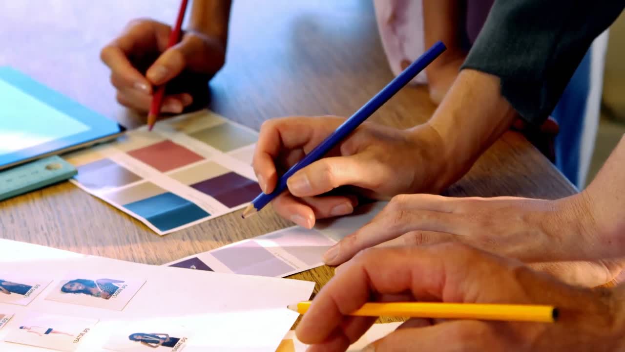 그래픽 디자이너 들 이 함께 일 하는 그룹