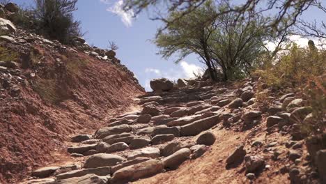 Mirando-Hacia-Arriba-Por-Un-Empinado-Sendero-De-Piedra-En-Las-Montañas