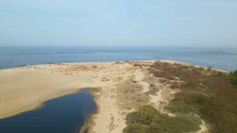 mensen op offshore-duin met observatiedek op het natuurreservaat mewia lacha op het eiland sobieszewo, baai van gdansk, baltische zee, polen