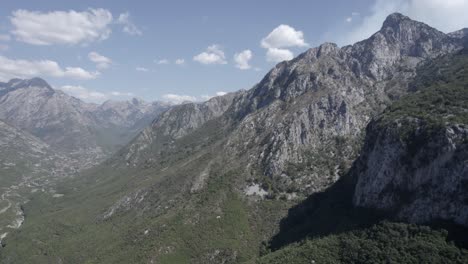 Frontales-Drohnenvideo,-Das-Sich-über-Den-Fluss-Lumi-I-Thethit-In-Sh21,-Albanien,-Bewegt,-Mit-Den-Bergen-Im-Vordergrund-Als-Hauptaufnahme