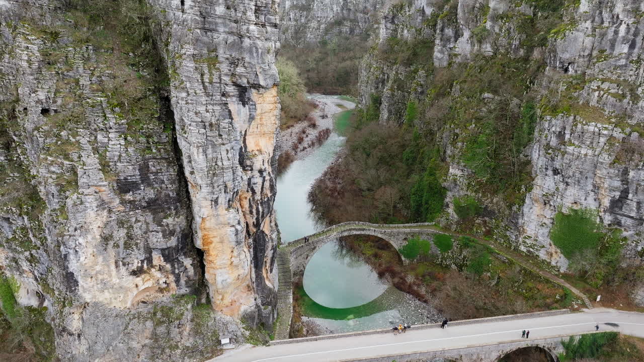 Pomalý panoramatický záběr dronem na Kamenný most Kokkoris v Zagorochorii, v oblasti Epirus, Řecko, za zataženého zimního dne.