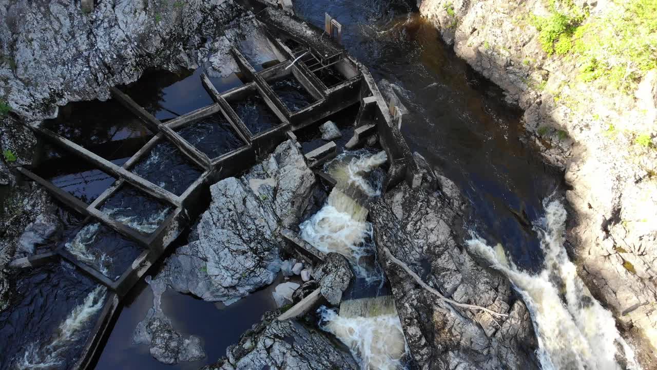 vuelo aéreo sobre el paisaje de la escalera de salmón