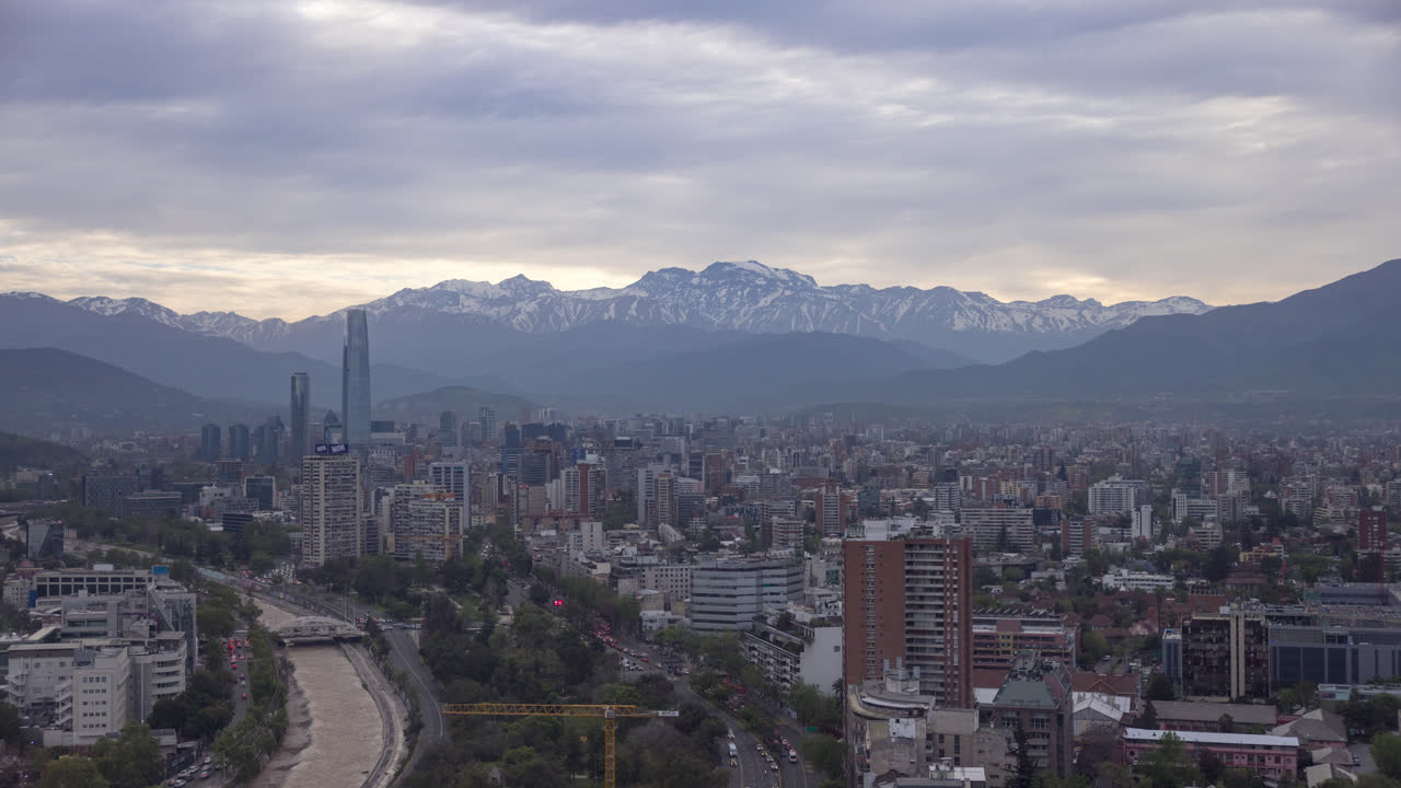 Time-lapse del quartiere finanziario di Santiago del Cile, Providencia, in una mattina d'inverno