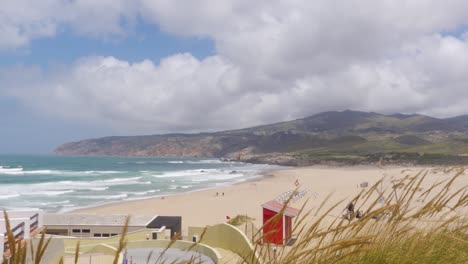 Un-Día-Ventoso-En-La-Playa-De-Guincho,-Portugal