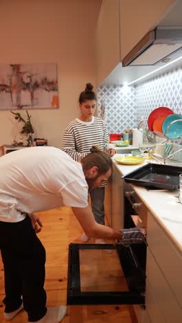 pareja cocinando en casa