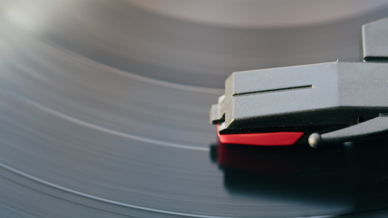 Primo piano di una puntina del giradischi che riproduce un disco in vinile