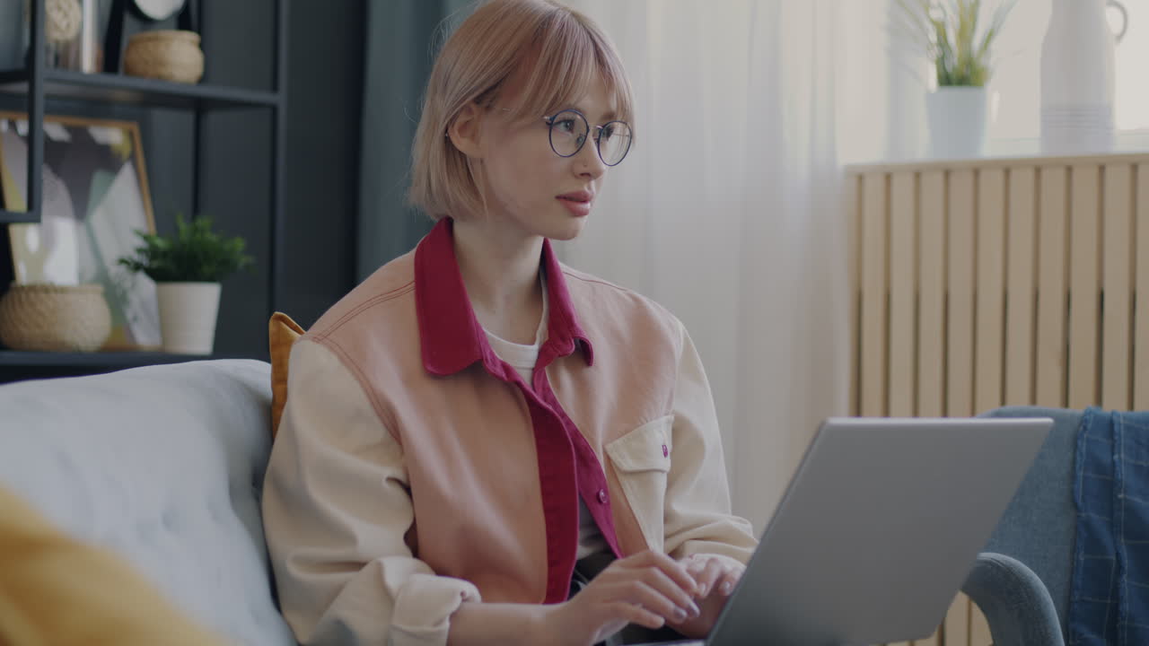 집에서 노트북으로 일하는 여성