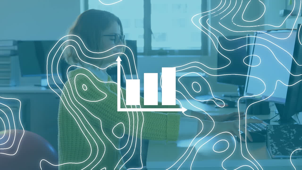 animación de líneas blancas de mapa y ecuaciones sobre mujer caucásica usando computadora