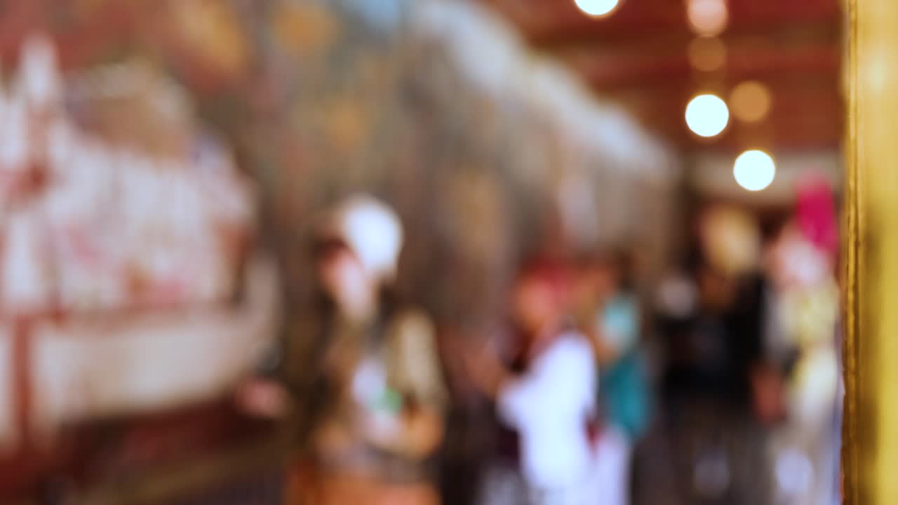 visitantes explorando los vibrantes murales del templo