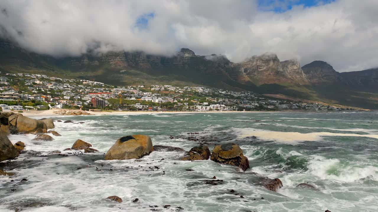 이탈리아 라벨로의 아말피 해안에서 파도가 부히고 있다.