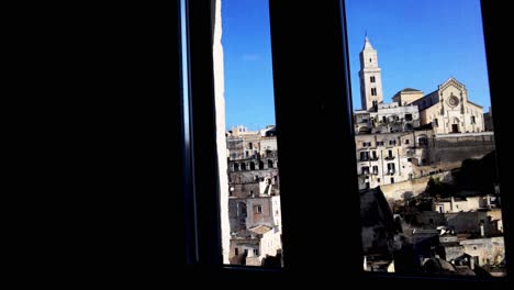 Vista-De-Matera,-Italia-A-Través-De-Una-Ventana-Con-Video-Panorámico-De-Izquierda-A-Derecha