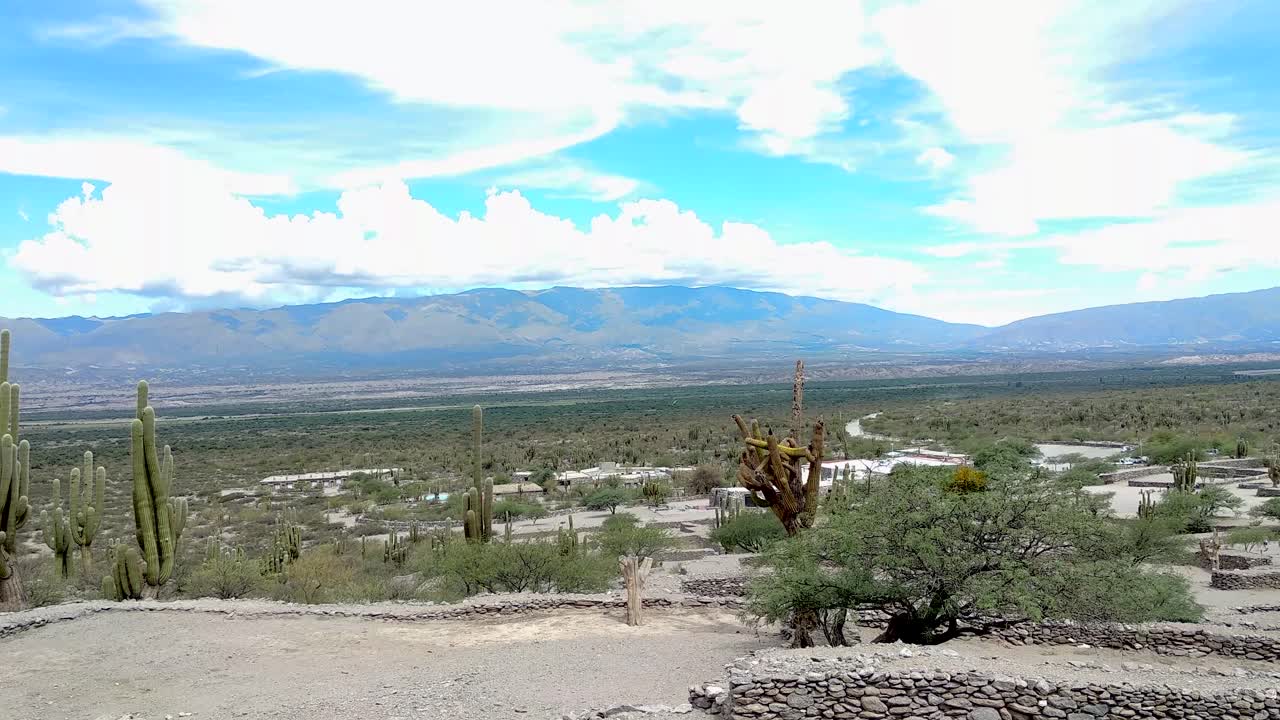 pan a través de la antigua ciudad de quilmes, un sitio arqueológico en los valles calchaquíes, argentina