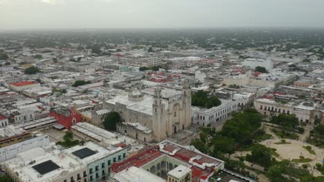 vista aérea a vista de pájaro de la catedral de mérida en la capital de yucatán