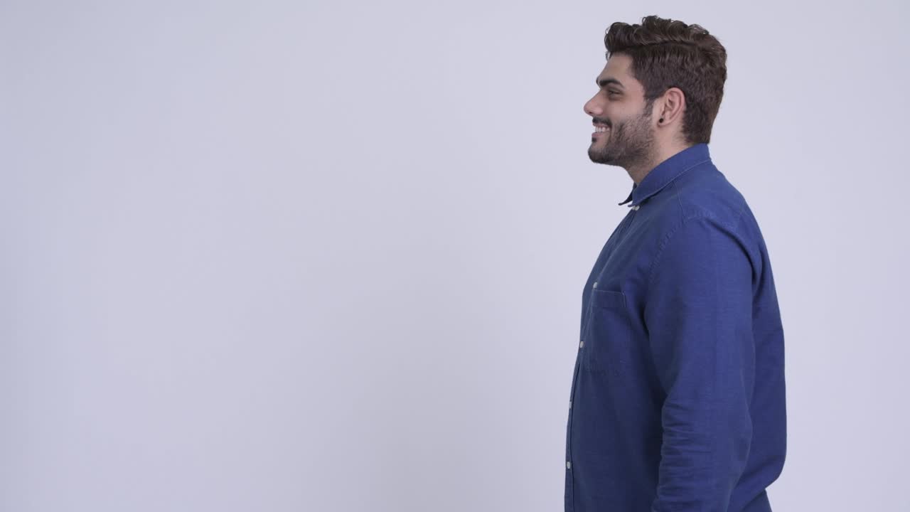 vista del perfil de un joven feliz hombre de negocios indio barbudo