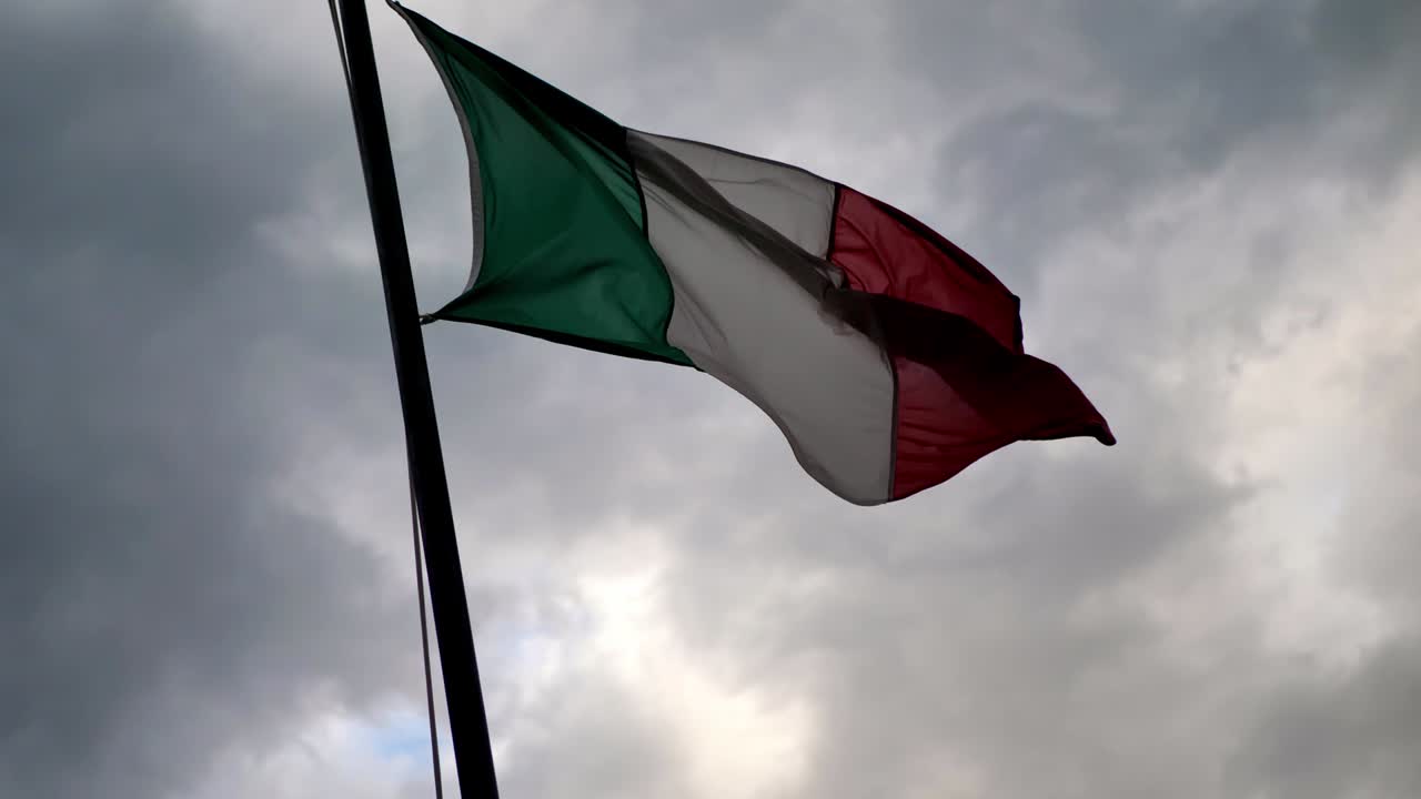 Bandiera italiana che sventola al vento. Sfondo realistico della bandiera. Sfondo con animazione in loop