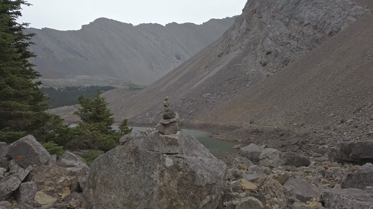 배경 팬 로키 kananaskis 앨버타 캐나다에서 케른 바위 등산객