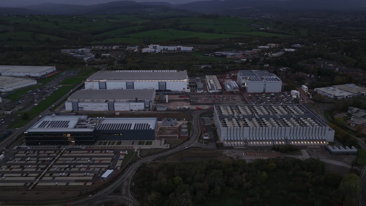 Luftfoto fra drone af et enormt kommercielt hyperscale datacenterkompleks nær Cardiff, Wales, der viser digital infrastruktur, AI-vækst, byggeri og storstilet teknologiudvidelse.