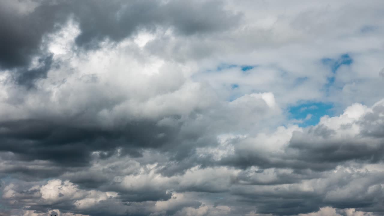 una vista increíble de suaves nubes blancas moviéndose lentamente a través de un cielo azul claro