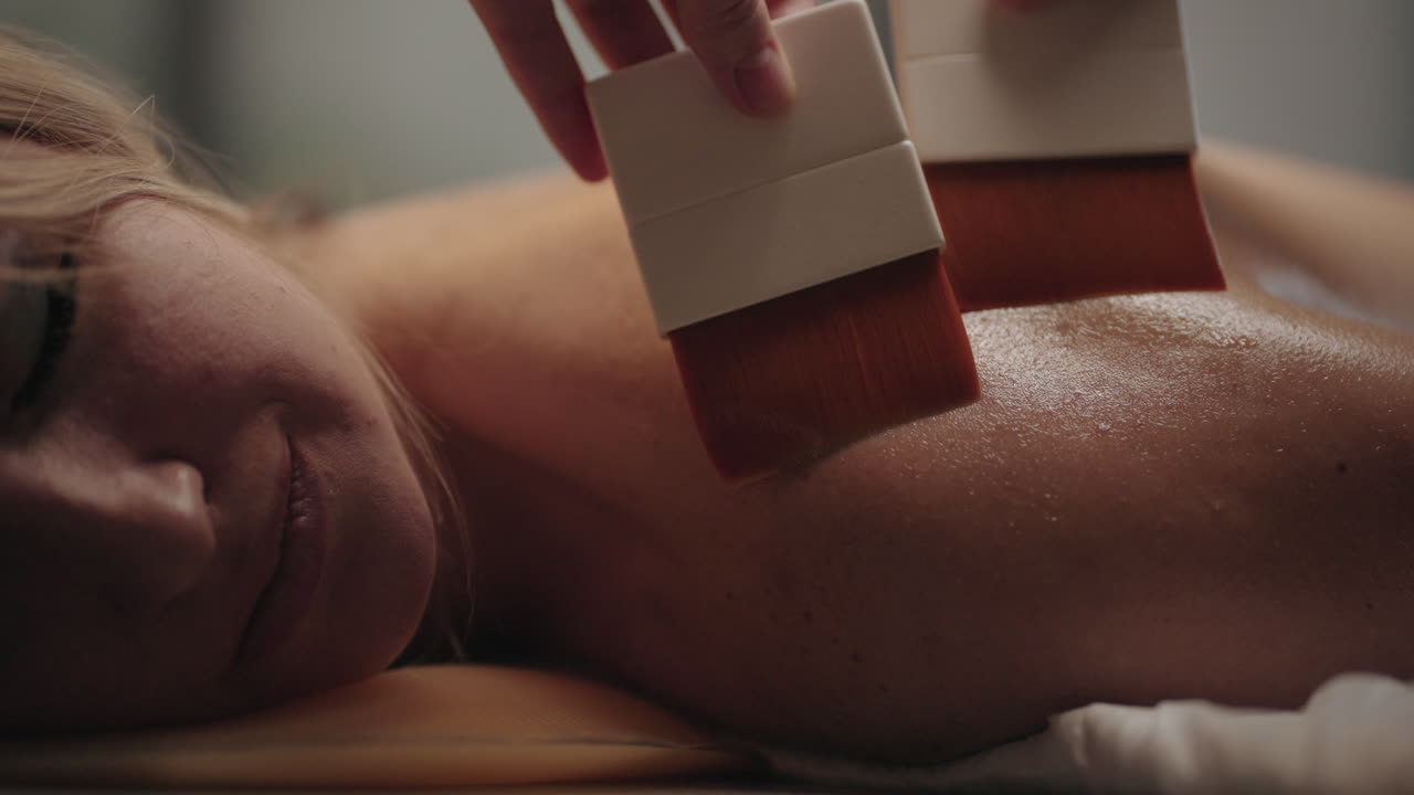 relax e trattamenti di bellezza nel spa-salone donna si sta godendo il tradizionale massaggio a spazzola egiziano