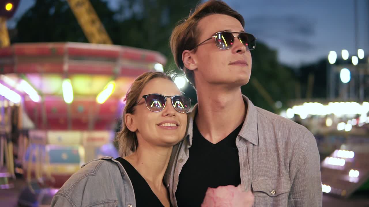 primer plano de un jugador de fútbol irreconocible atando sus zapatos de fútbol en un campo de fútbol callejero