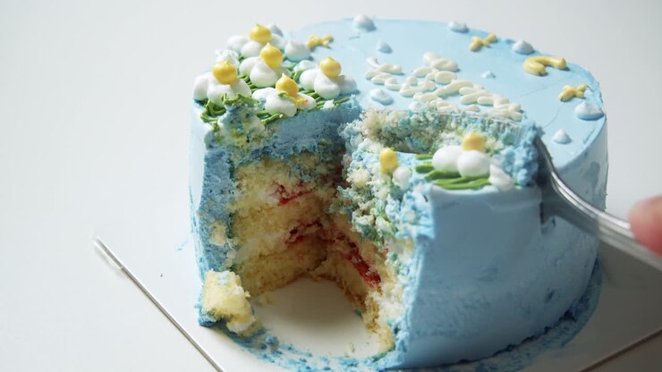 Primo piano di torta di compleanno su piatto bianco Delizioso dolce preferito